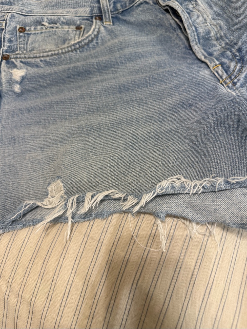 Agolde Parker short in a light distressed color - Picture 4 of 10